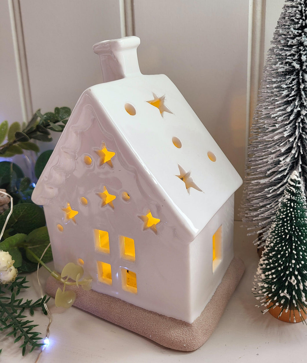 White Snowy LED Cottage