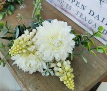 Load image into Gallery viewer, Vintage Style Flower Posy